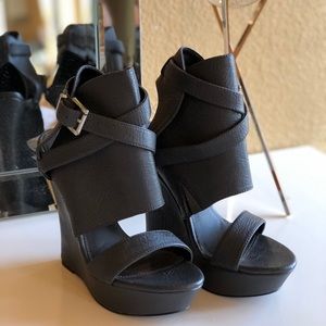 NEW KENDALL & KYLIE ‘FEISSTY’ CUT OUT WEDGE SANDAL